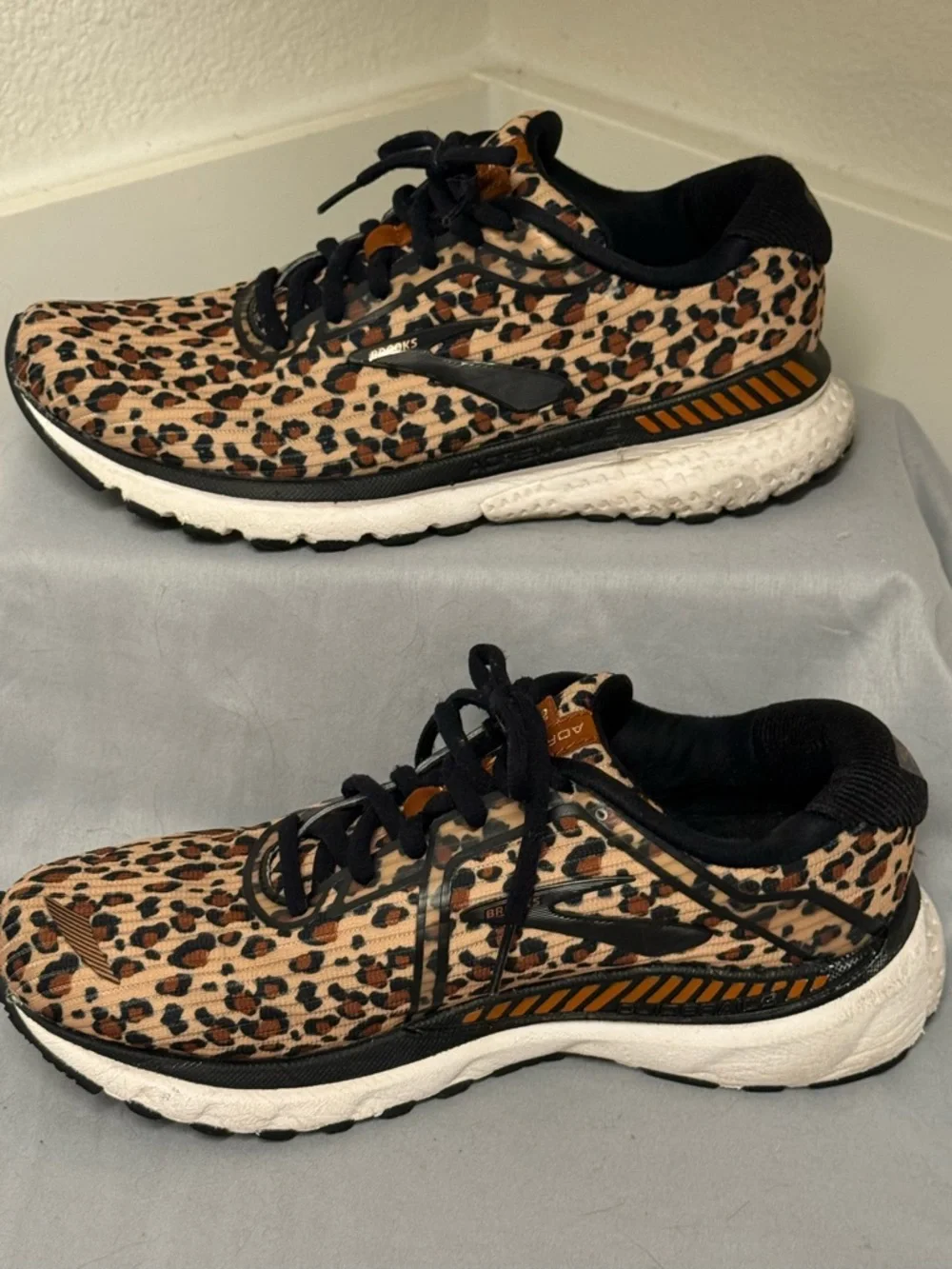 Brooks Leopard Print Tan Black Athletic Shoes - Picture 2 of 3